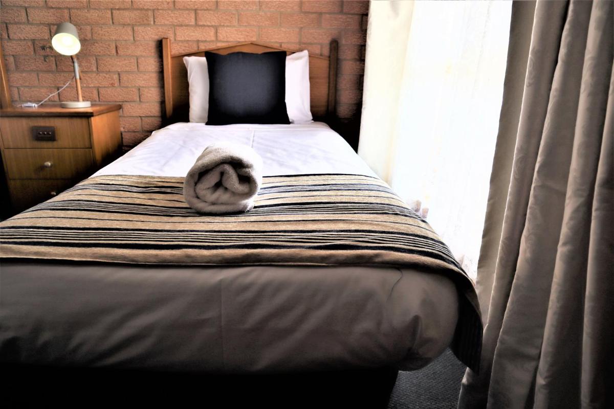 Golden Chain Aalana Motor Inn - Housity