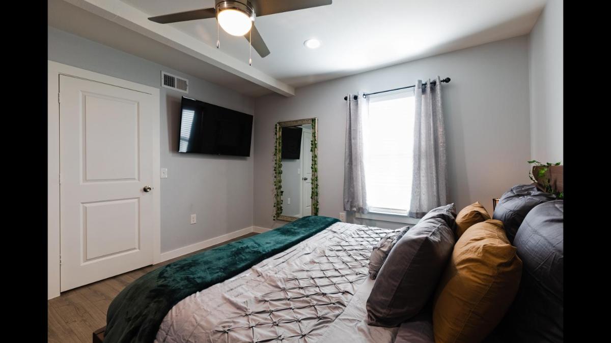 Snug King Bed Apt Near Everything Dwntwn Dallas - Housity