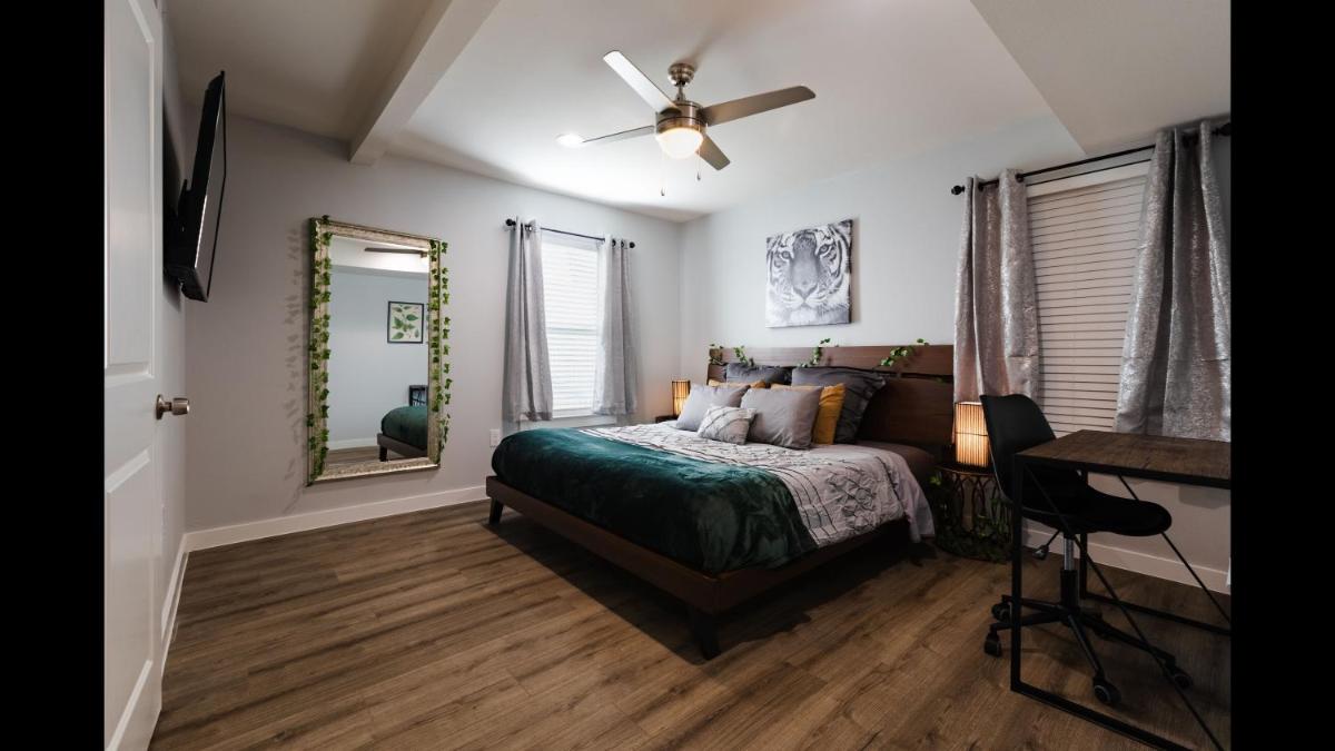 Snug King Bed Apt Near Everything Dwntwn Dallas - Housity