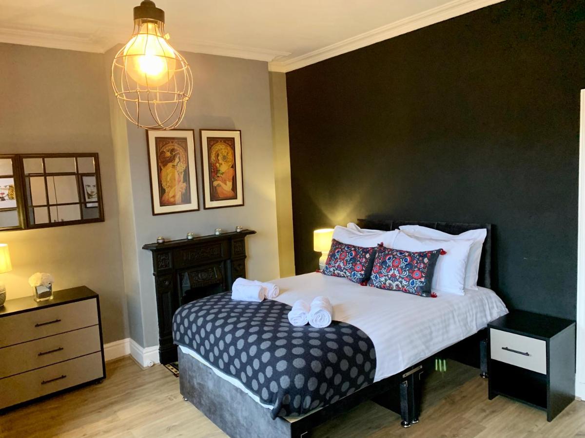 Stamer House by YourStays, Stylish quirky house, with 4 double bedrooms, BOOK NOW! - Housity