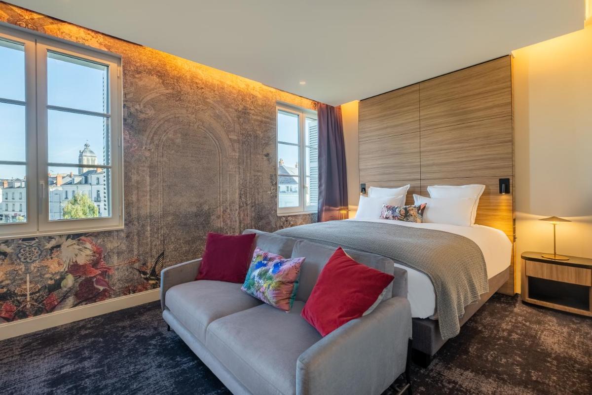 une chambre avec un lit et un canapé dans l'établissement Les Trésorières, à Tours 27 autres photos