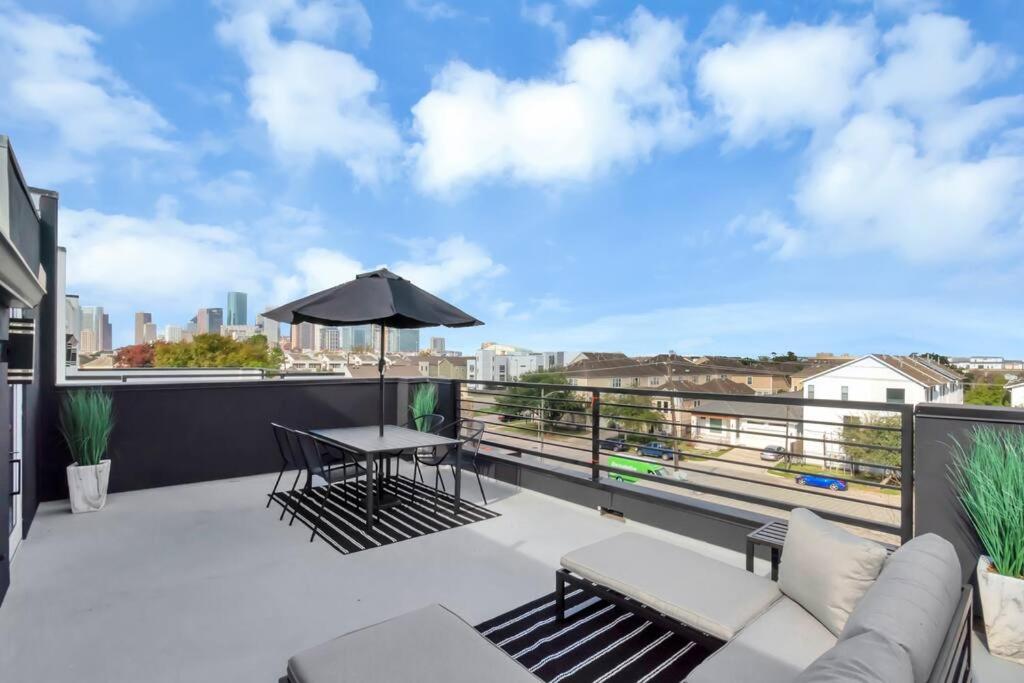 The Suite Spot! Downtown Skyline Views! Sleeps 12 - Housity