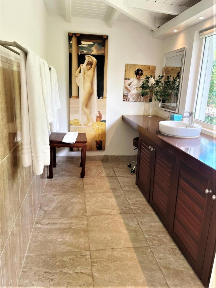 Luxury 5 bed-rooms Villa at Terres Basses - Housity