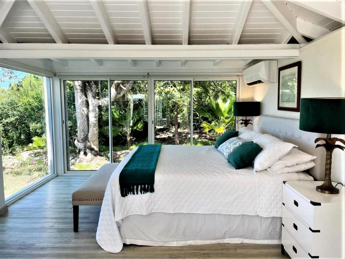 Luxury 5 bed-rooms Villa at Terres Basses - Housity