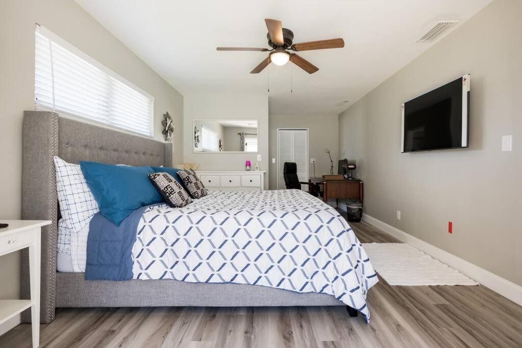 Elegant Heated Pool Home 12 minutes to the beaches of Anna Maria Island and IMG Academy - Housity