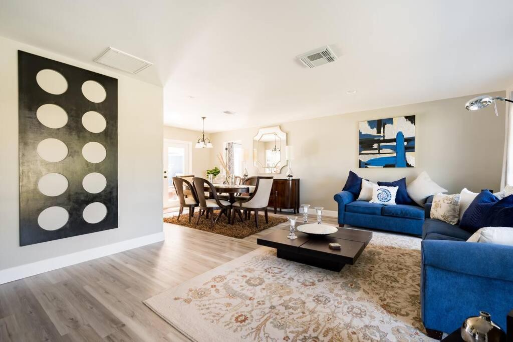 Elegant Heated Pool Home 12 minutes to the beaches of Anna Maria Island and IMG Academy - Housity