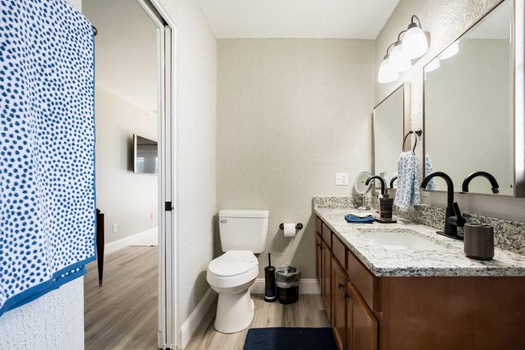 Elegant Heated Pool Home 12 minutes to the beaches of Anna Maria Island and IMG Academy - Housity