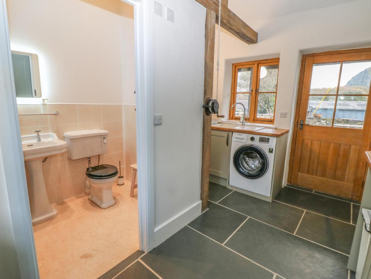 Peniarth Ganol - Housity