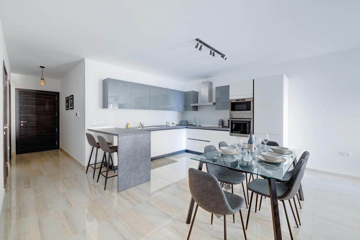 Chic 2BR Apartment, Ideal Location - Housity