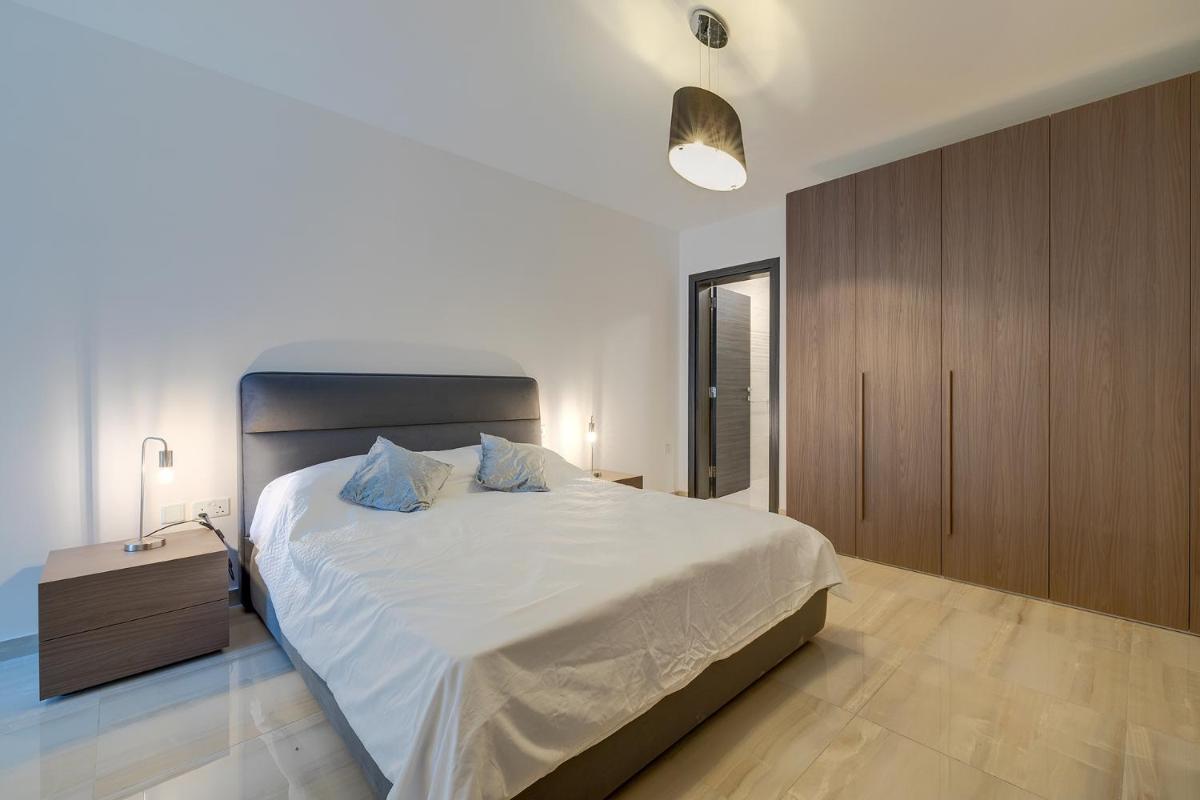 Chic 2BR Apartment, Ideal Location - Housity