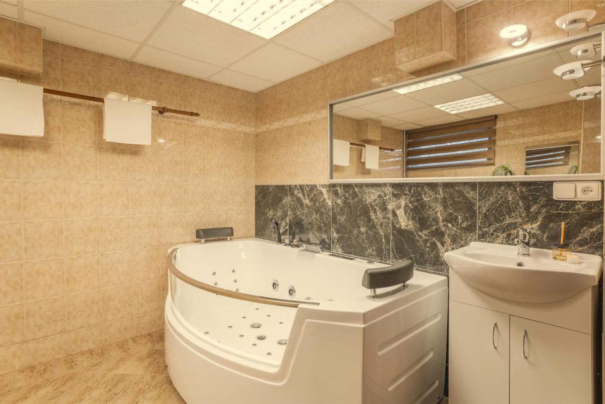 Wellness studio! Finnish sauna, Whirlpool, Gym & more! - Housity