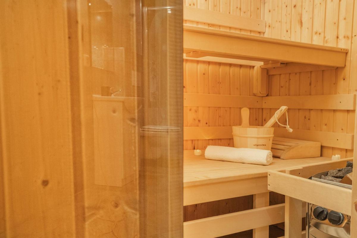 Wellness studio! Finnish sauna, Whirlpool, Gym & more! - Housity