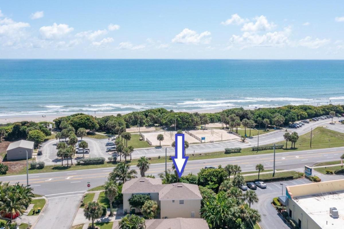 Surfside Paradise Retreat - 3BR and 2BA Duplex, Grill, DOG FRIENDLY - Close to the Beach! - Housity