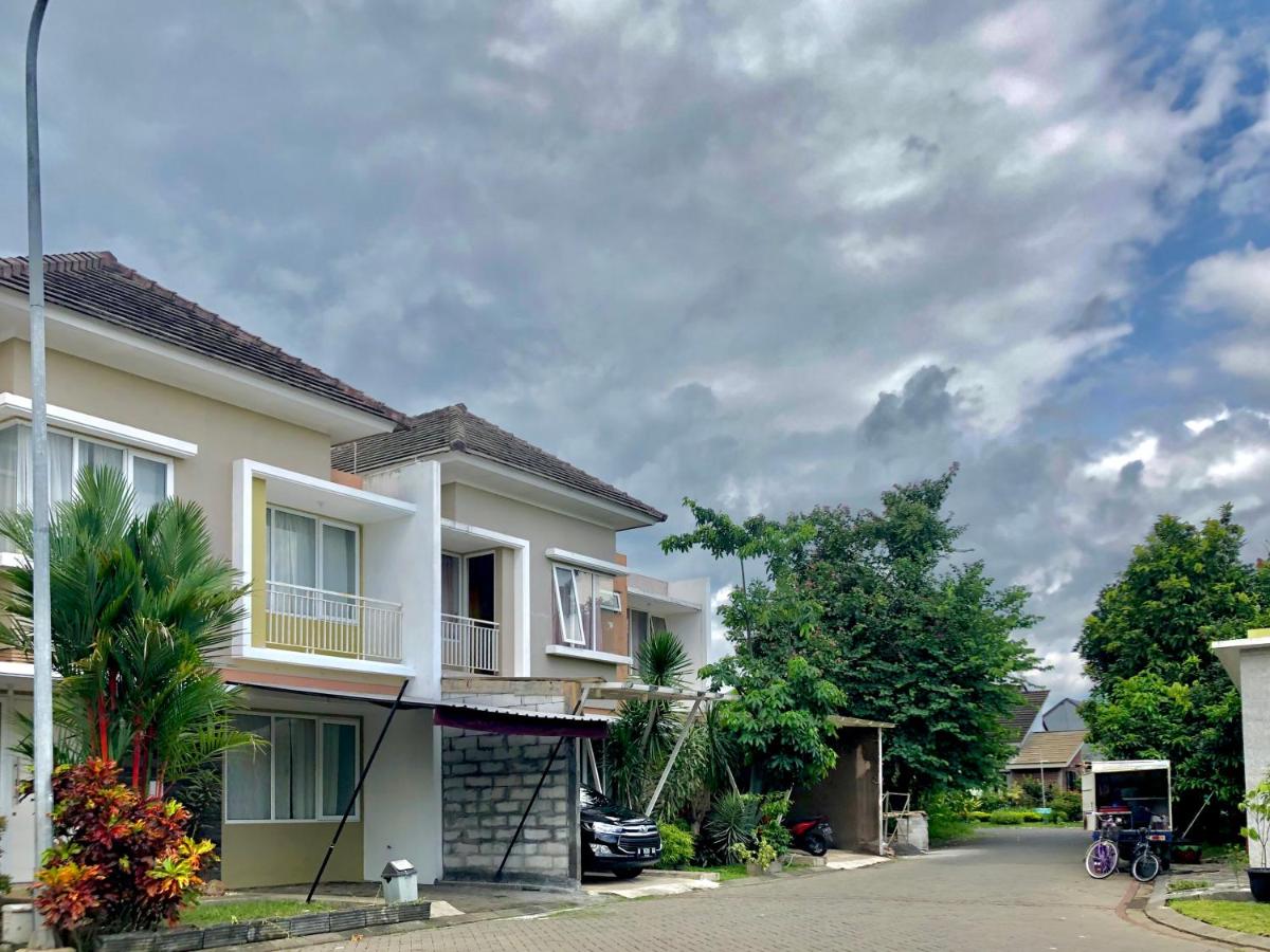 Gerbera 4BR Villa Springhill Garden Malang - Housity