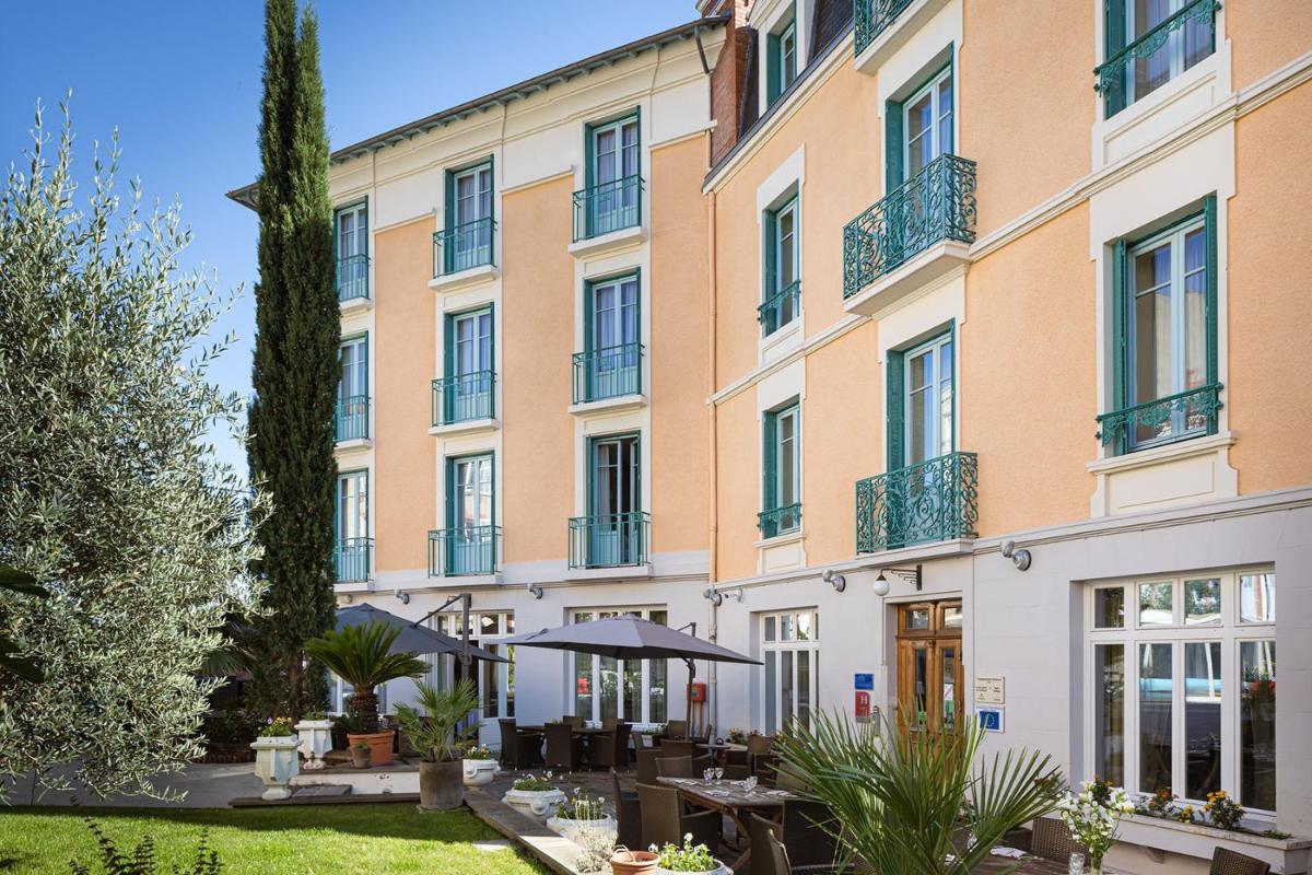 une vue extérieure d'un bâtiment dans l'établissement Hôtel Spa Thermalia, à Châtel-Guyon