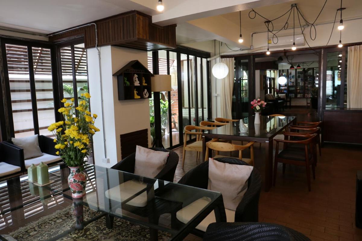 Kampaeng Ngam Hotel - Steps to Night Bazaar & Old City - Housity