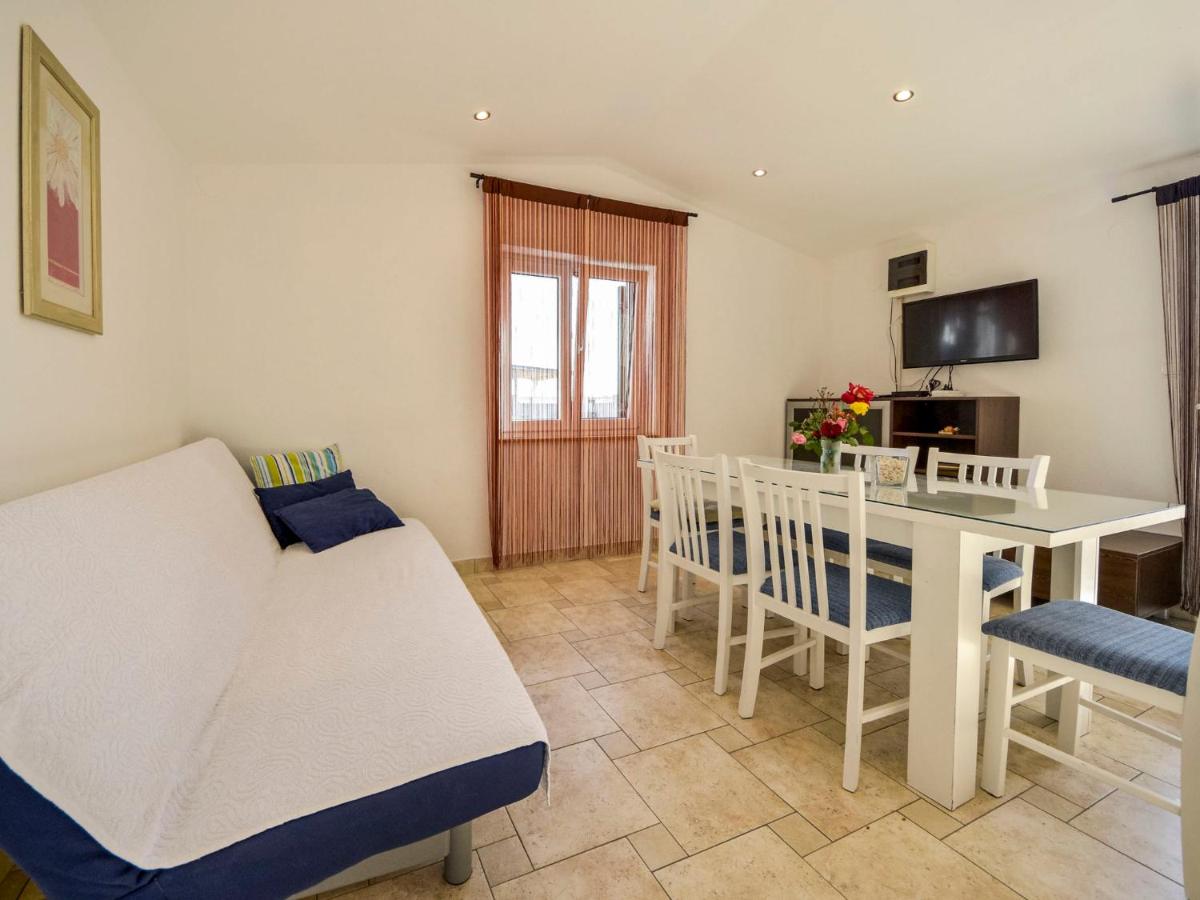 Apartment Angelina-2 by Interhome - Housity