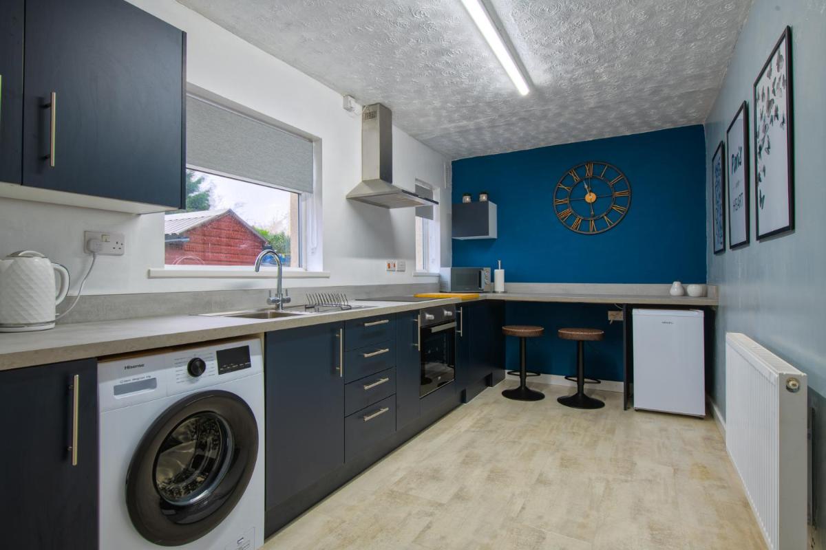 Rookwood house - spacious home with free parking - Short Stay Leeds - Housity