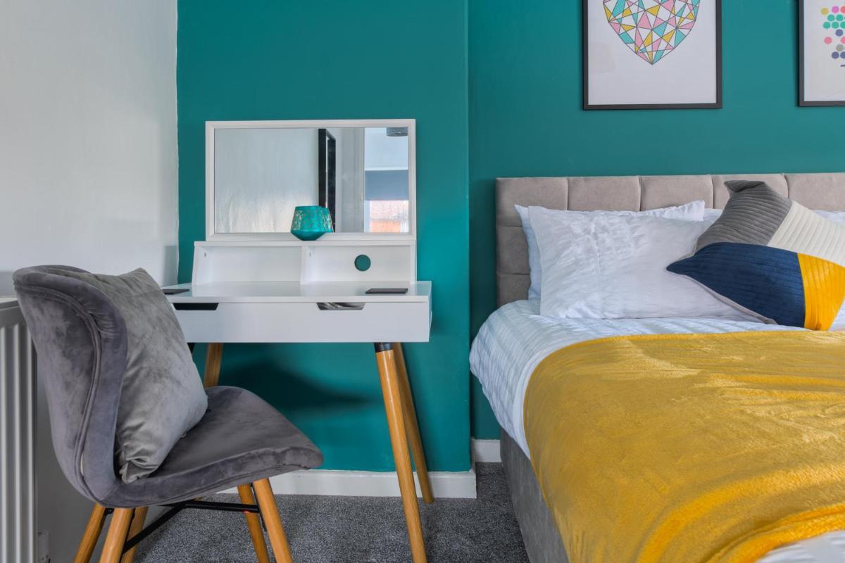 Rookwood house - spacious home with free parking - Short Stay Leeds - Housity