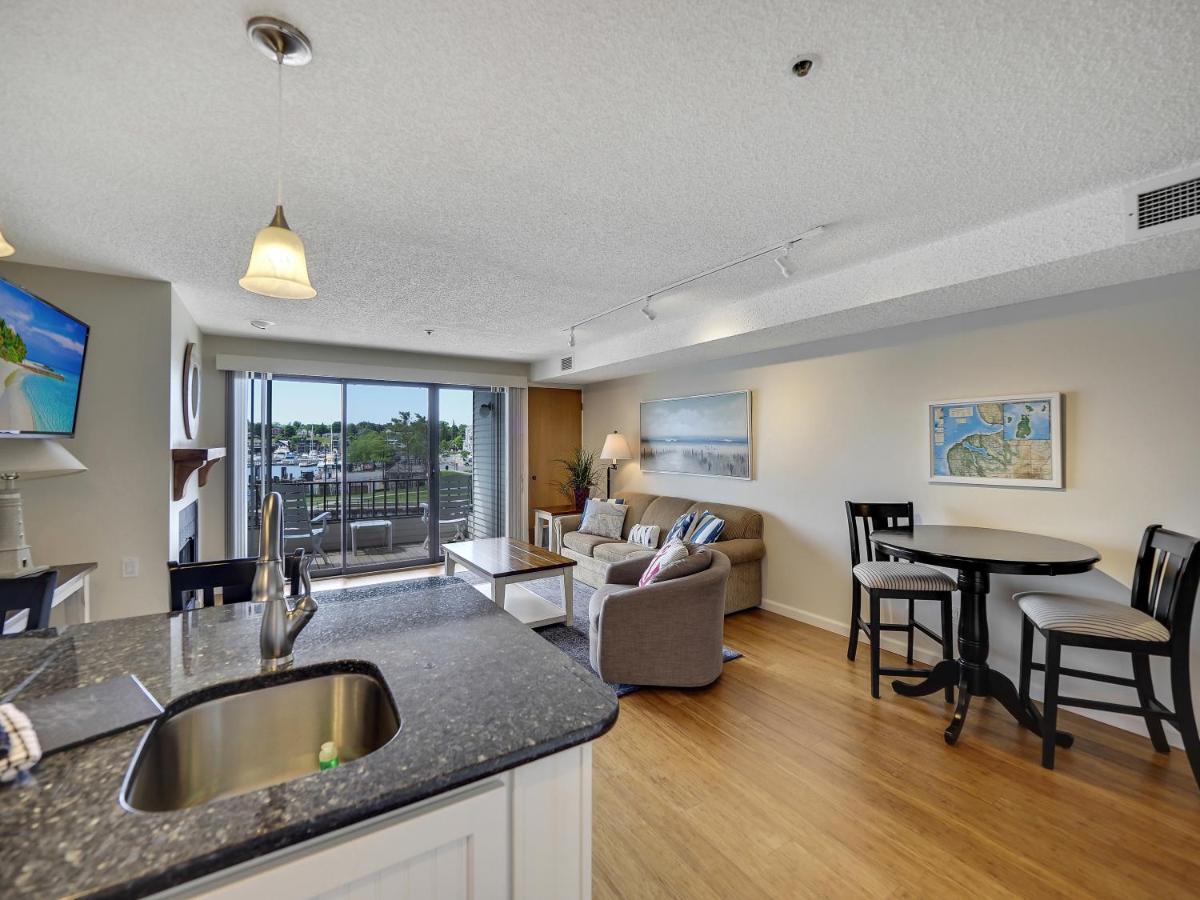 235 Edgewater Inn - Housity