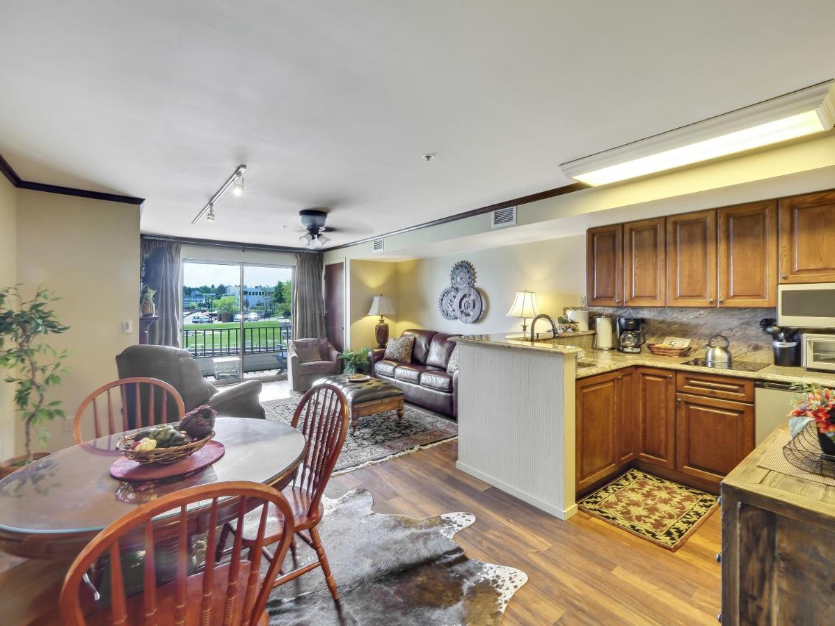 240 Edgewater Inn - Housity