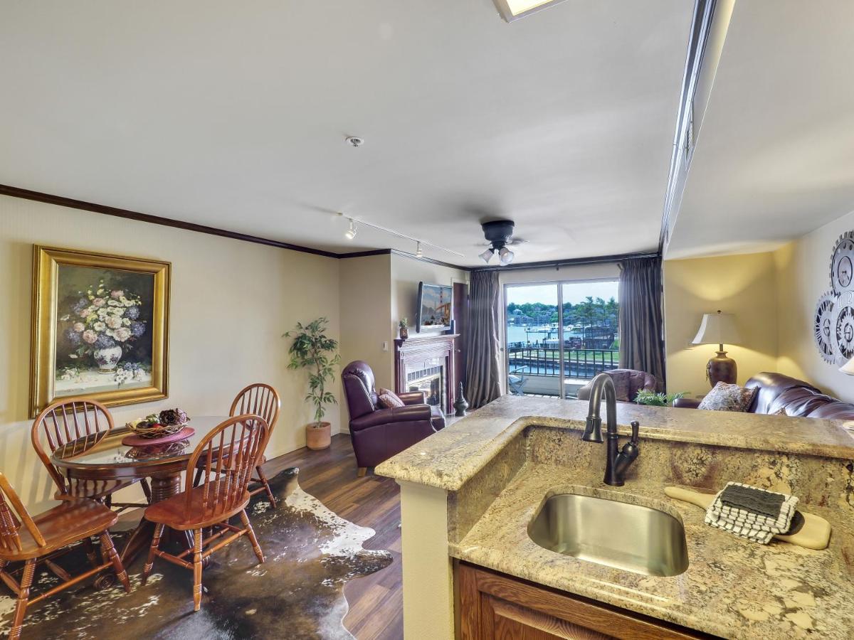 240 Edgewater Inn - Housity