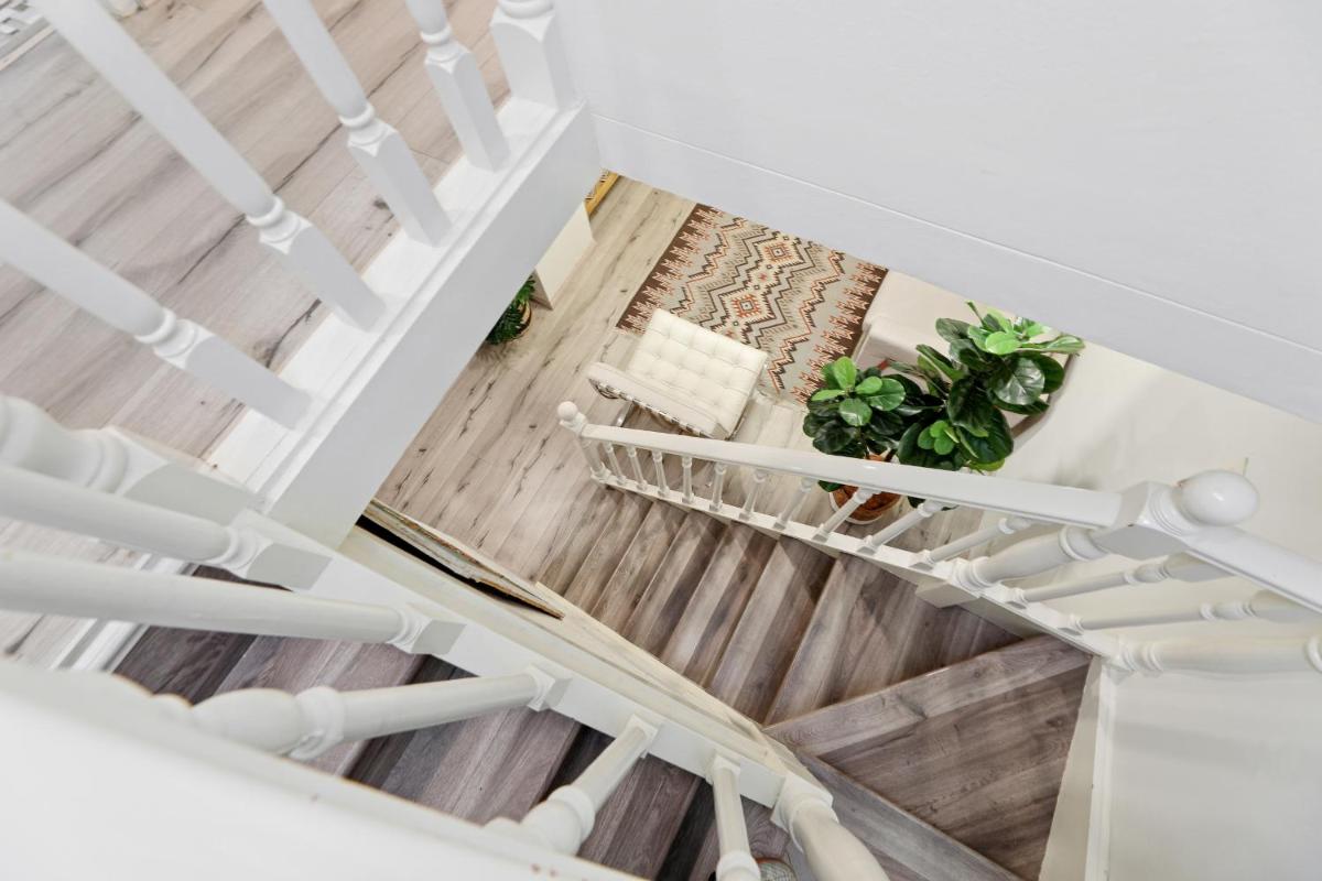 KOZYGURU AUBURN DESIGNED HOME 2 BED WITH FREE PARKING NAU017 - Housity