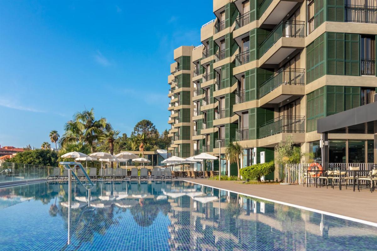 uma imagem de um hotel com piscina em Enotel Magnólia no Funchal