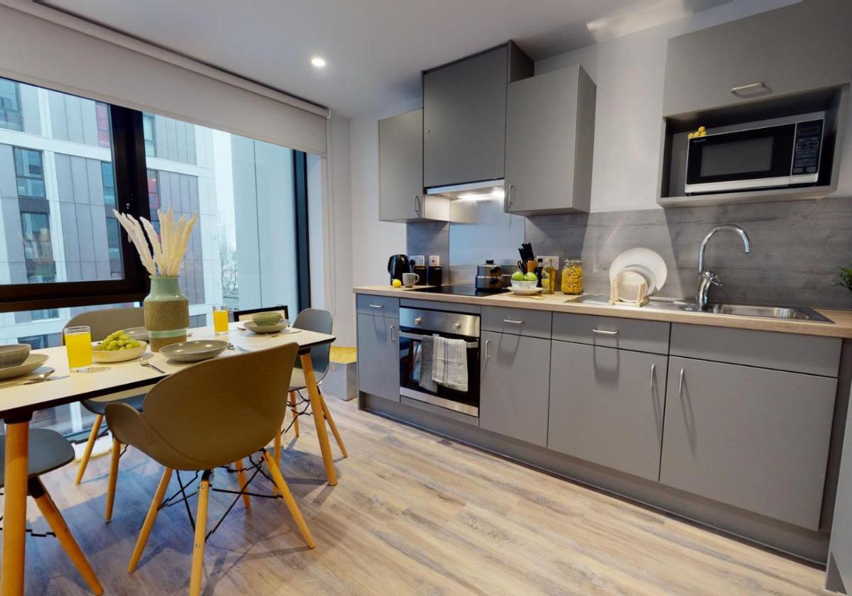 For Students Only - Relaxing Ensuites and Apartments at Weaver Place in Coventry - Hizvo