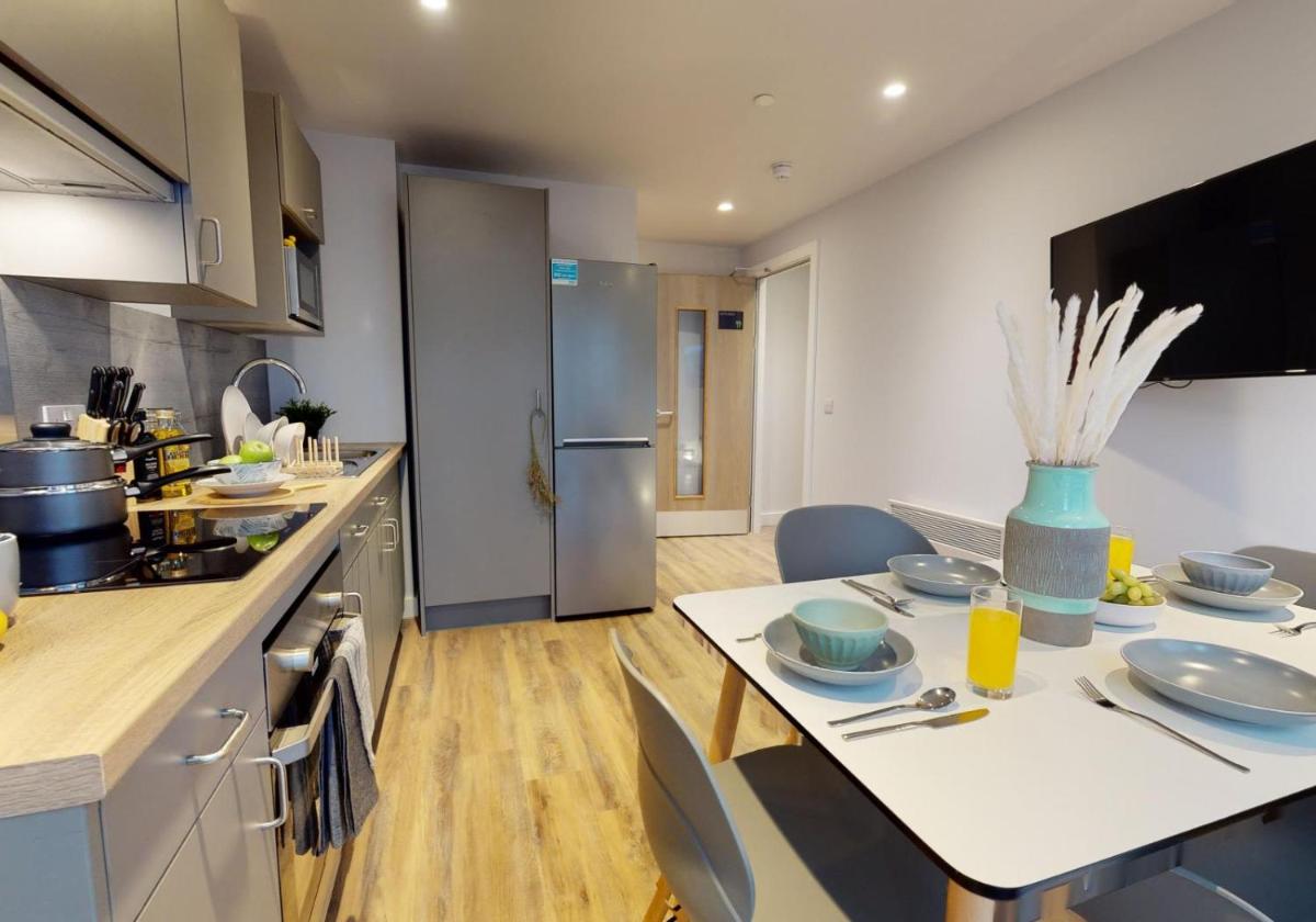 For Students Only - Relaxing Ensuites and Apartments at Weaver Place in Coventry - Hizvo