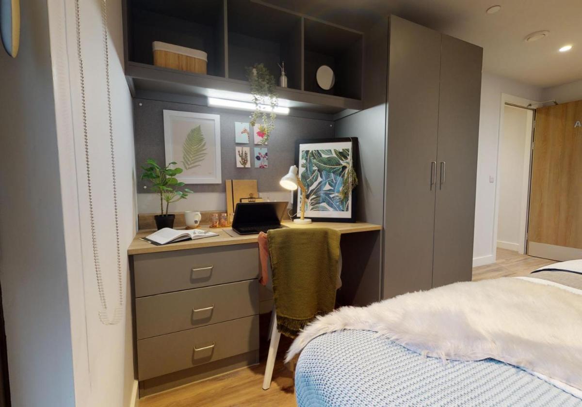 For Students Only - Relaxing Ensuites and Apartments at Weaver Place in Coventry - Hizvo