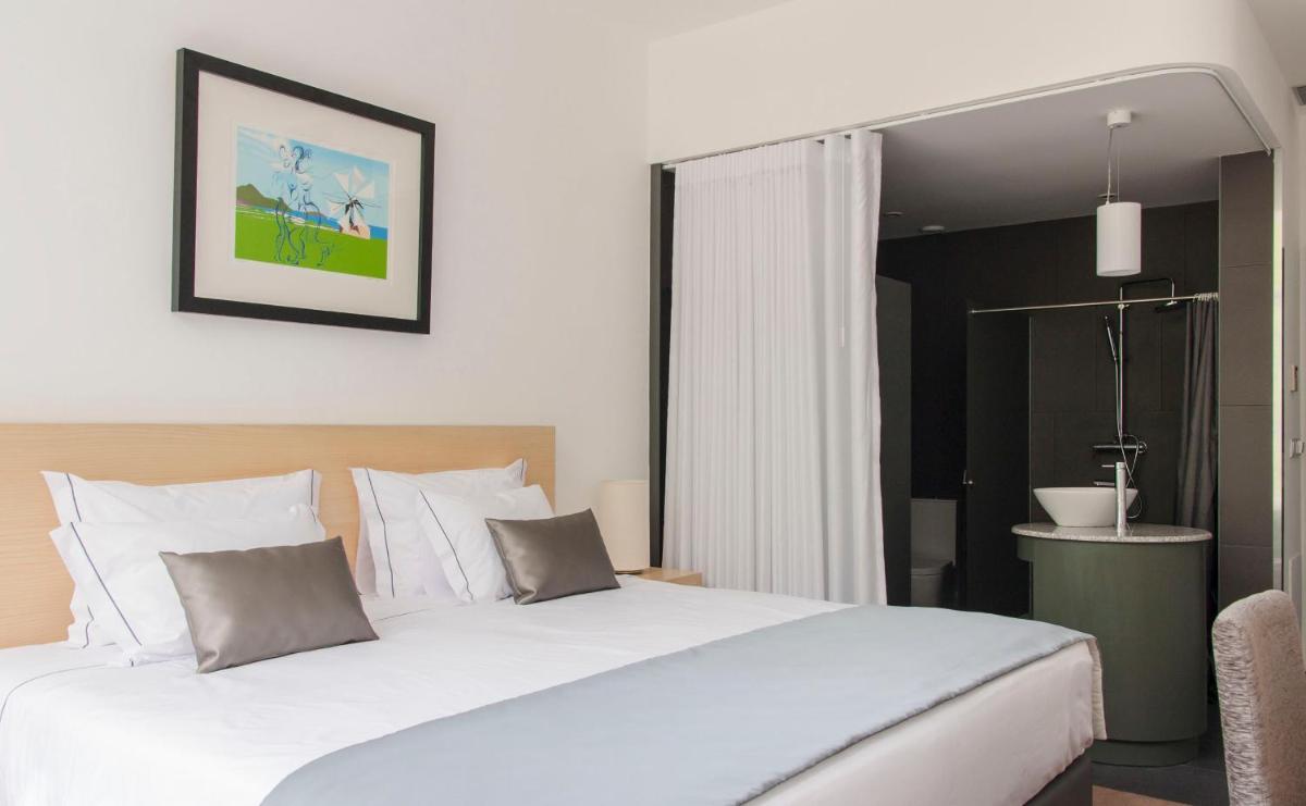 Uma cama ou camas num quarto em Boticas Hotel Art & SPA