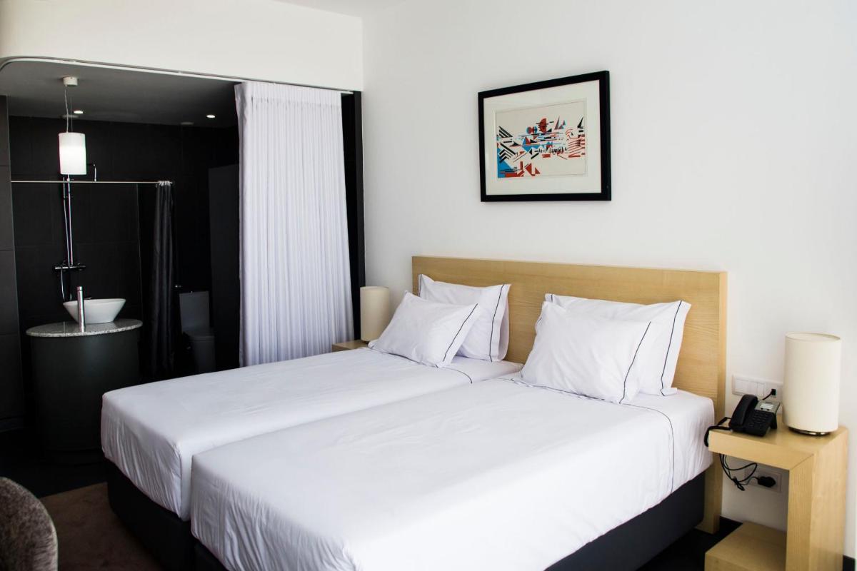 Uma cama ou camas num quarto em Boticas Hotel Art & SPA