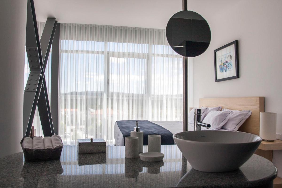 Uma cama ou camas num quarto em Boticas Hotel Art & SPA