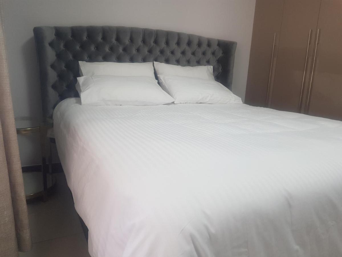 Suitetrails - Hotel-styled apartment Spare room shared space Fourways