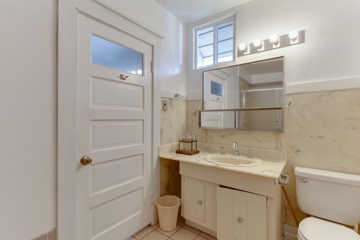 Los Angeles 3 Bedroom Charmer Large Guest House - Housity
