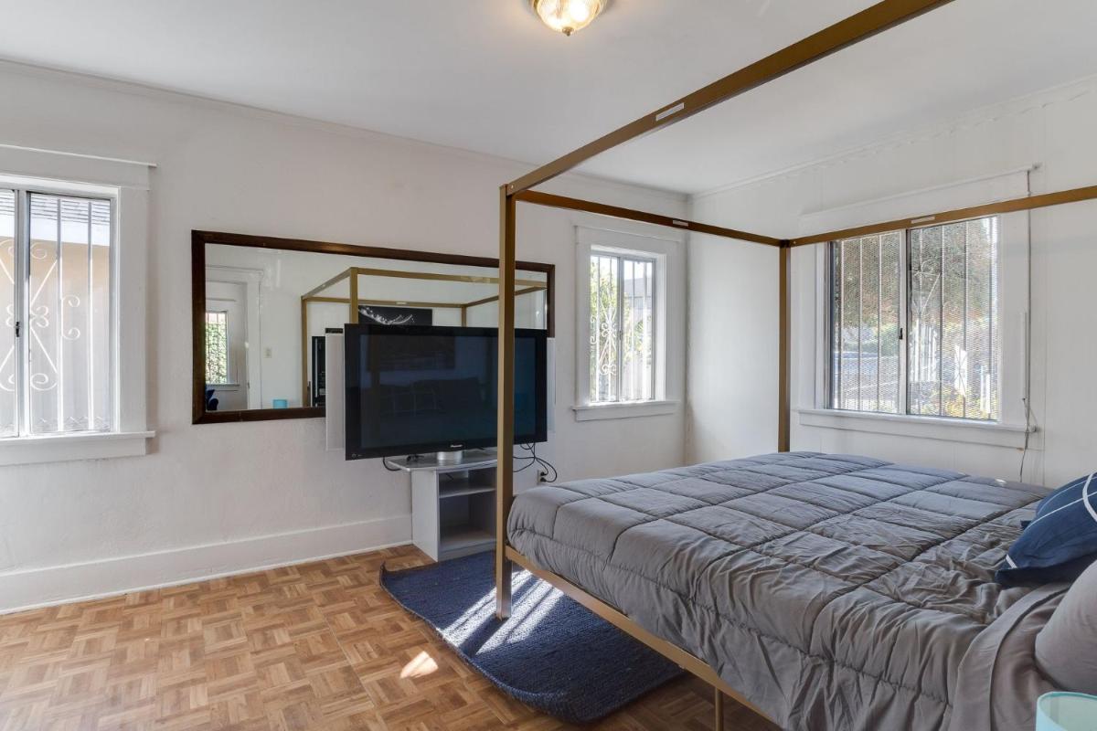 Los Angeles 3 Bedroom Charmer Large Guest House - Housity