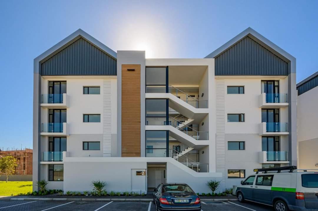 Bella Mare Hibiscus - Housity