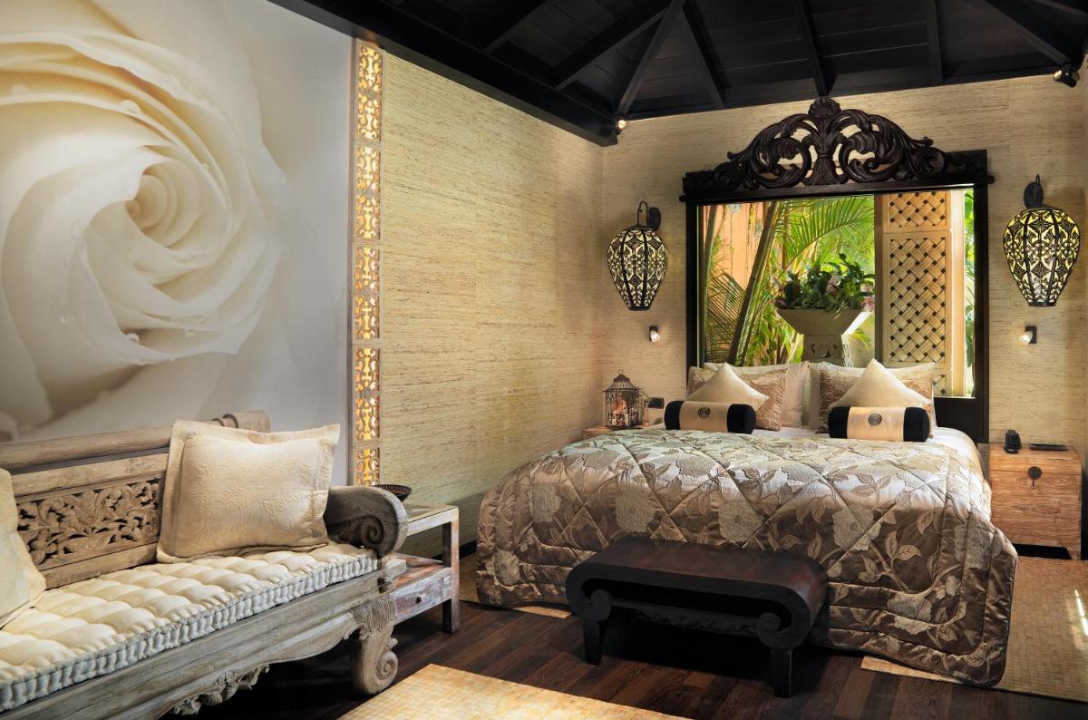 Cama o camas de una habitación en Royal Garden Villas, Luxury Hotel