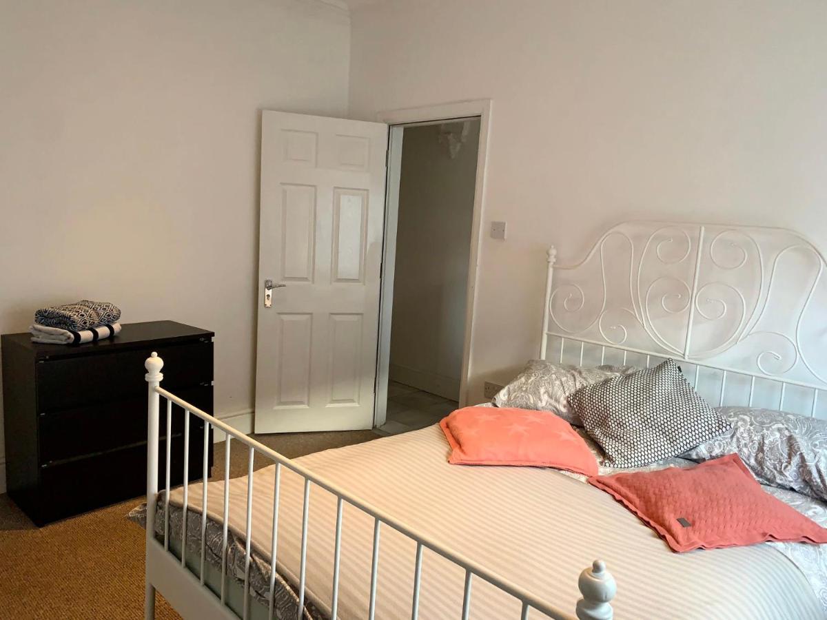 BEAUTIFUL HOME, 3 BEDROOM HOUSE near Alton Towers, Wedgwood museum, Universities - Housity