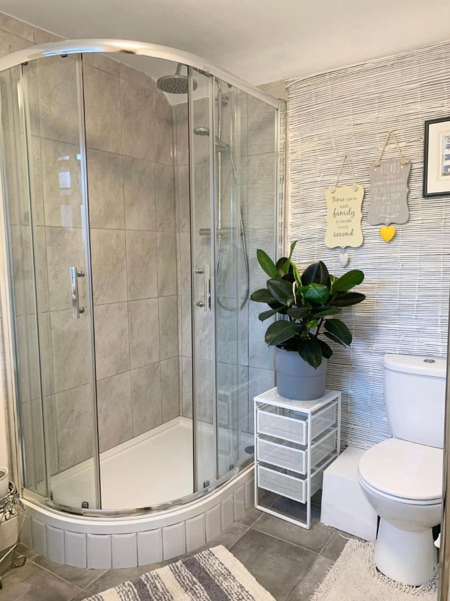 Suitetrails - BEAUTIFUL HOME, 3 BEDROOM HOUSE near Alton Towers, Wedgwood museum, Universities