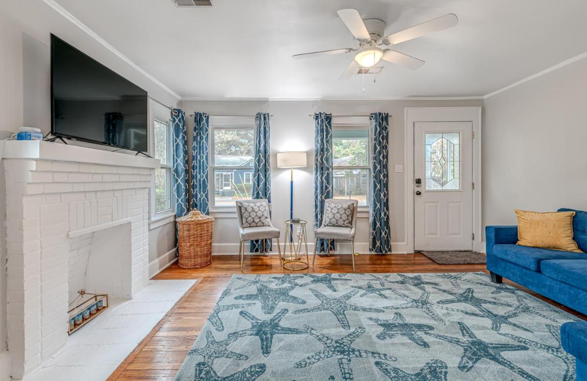Anchors Away in Park Circle w/ King Suite - Housity