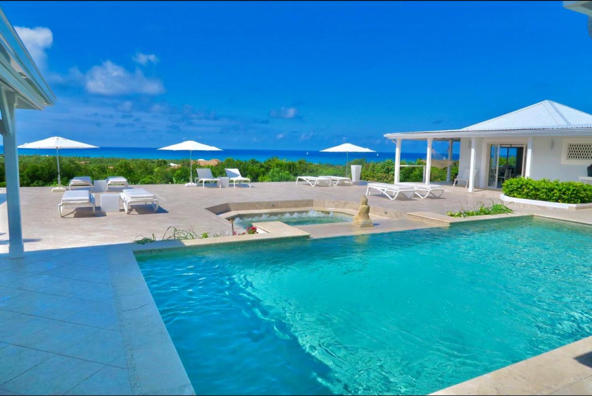 Luxury 5 bed-rooms Villa at Terres Basses - Housity