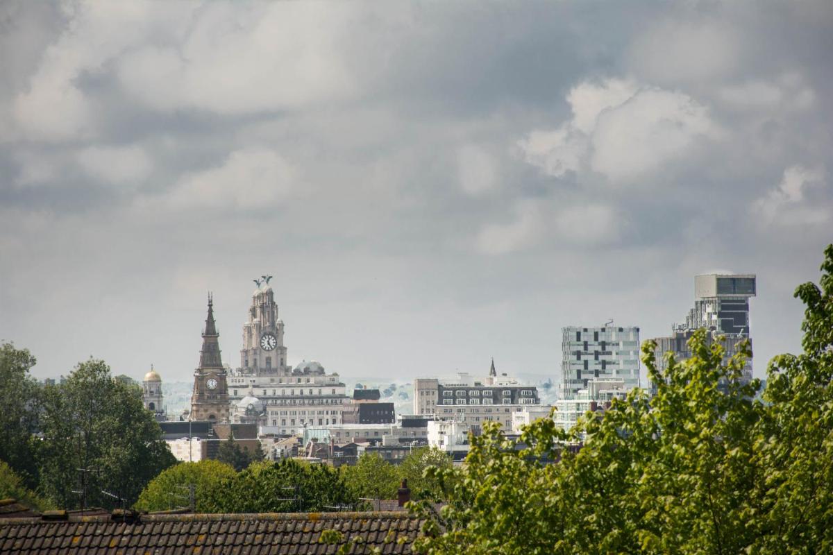 Characterful Abode with FREE parking. - Housity