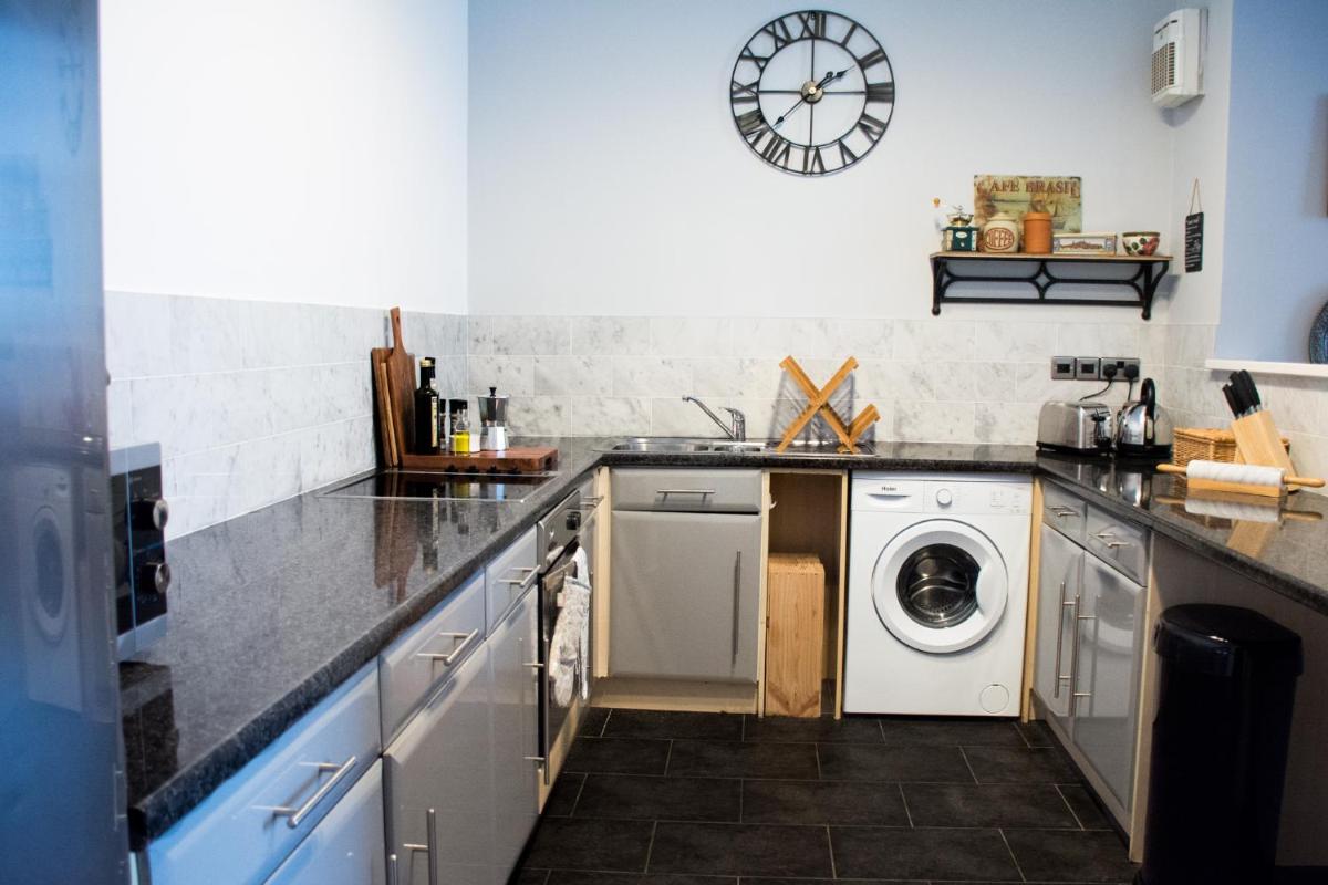 Characterful Abode with FREE parking. - Housity