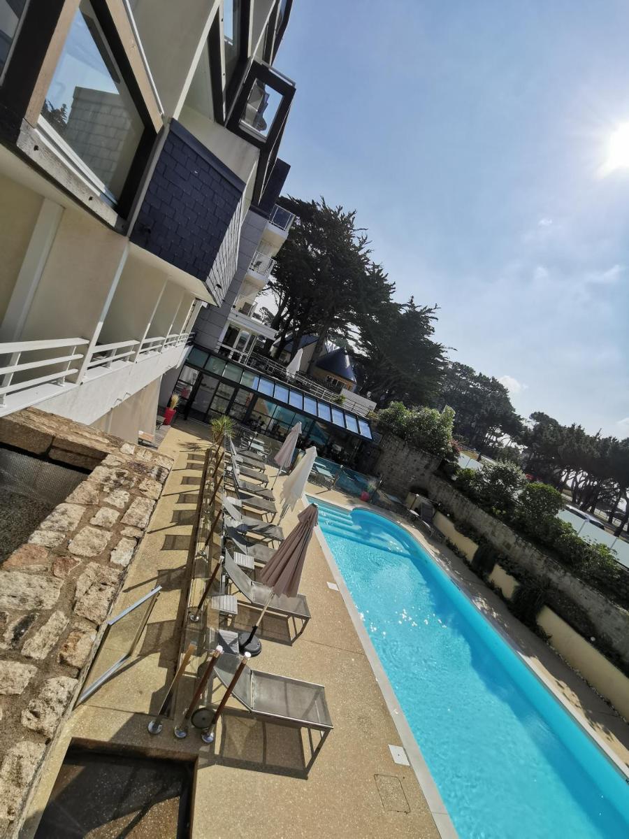 Piscine de l'établissement Le Churchill Hôtel & Spa ou située à proximité