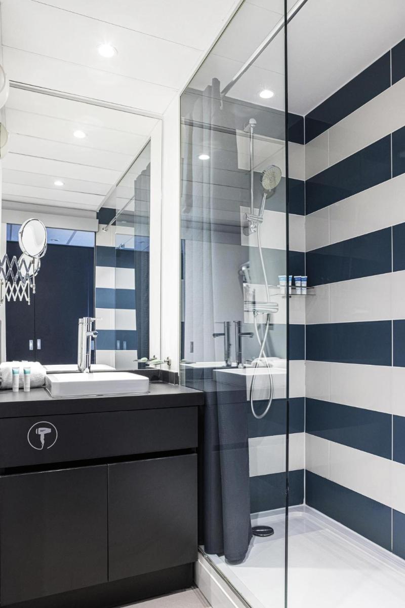 une salle de bain avec un lavabo et une douche dans l'établissement Hôtel Serge Blanco - Relais Thalasso & Spa, à Hendaye
