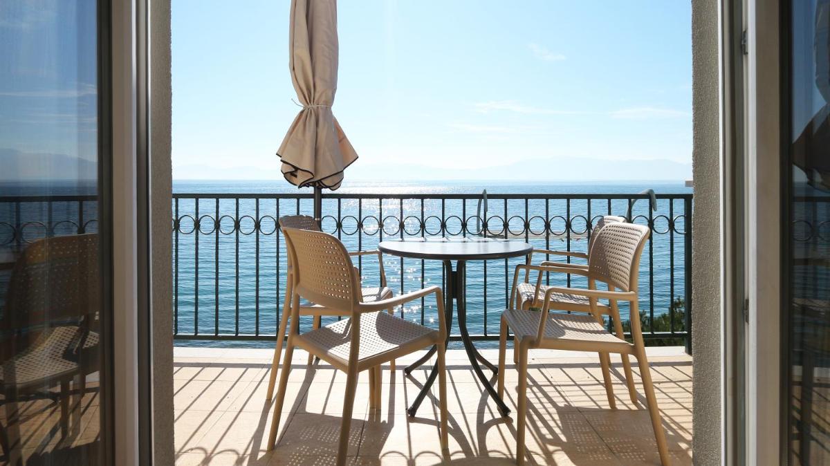 Apartments on the beach-Drvenik - Housity