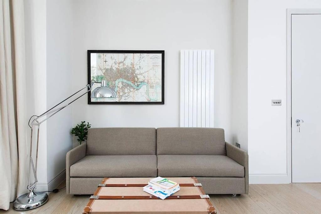 Recently redecorated bright 1BR near Shepherds Bush with parking SOA - Housity