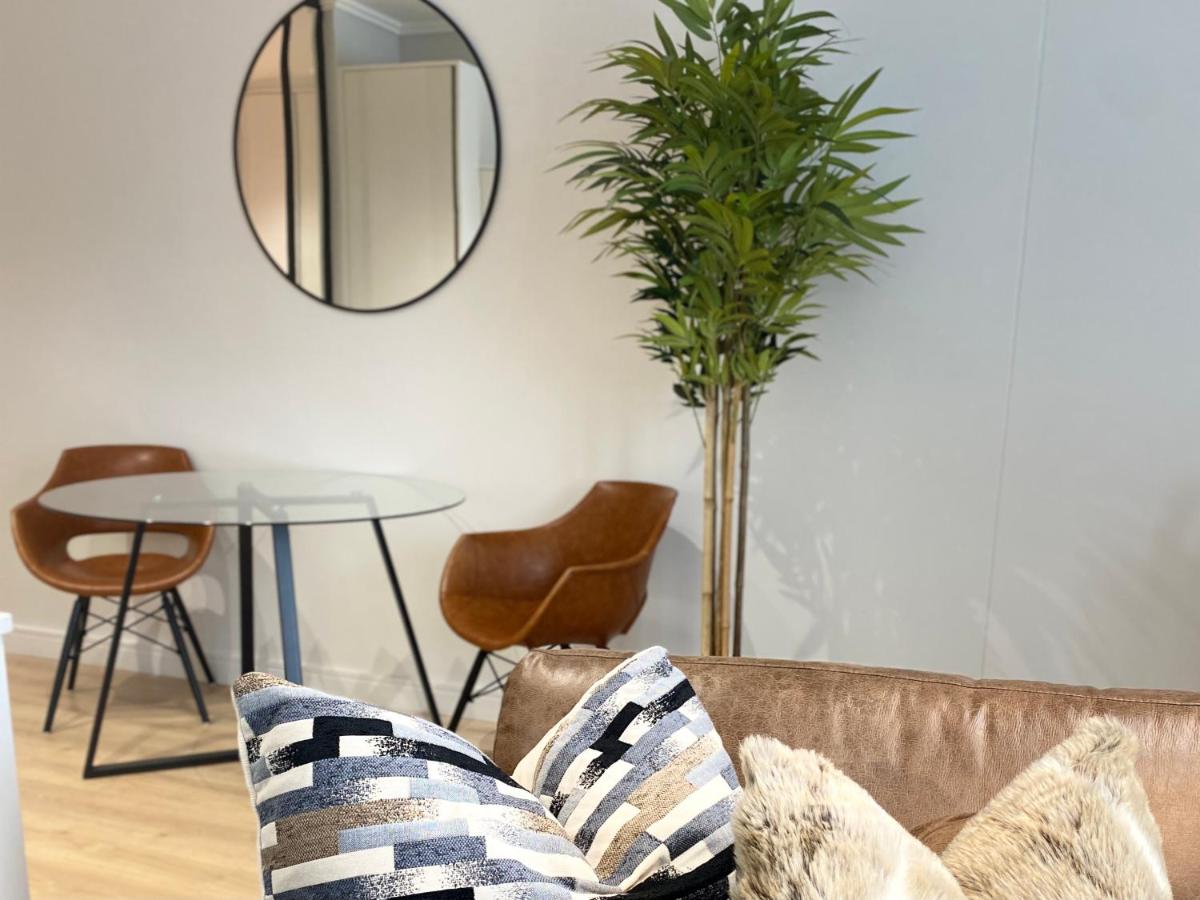 Waterfall Views From The Six- Luxurious Apartment - Housity